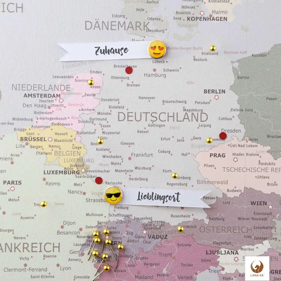 Deine persönliche Weltreise visualisiert auf deiner Europakarte Light zum Pinnen. Sie verwandelt deine Wand in eine Galerie deiner Abenteuer. Mit farbenfrohen Pins und Emoji-Stickern markierst du deine unvergesslichen Erlebnisse und Lieblingsorte in Deutschland und darüber hinaus. Beschrifte Fähnchen mit den Jahreszahlen deiner Reisen. Auch Fotos deiner schönesten Momente kannst du anpinnen. Dein Wandbild erzählt mit jedem neuen Pin ein Stück mehr von Deiner einzigartigen Geschichte.