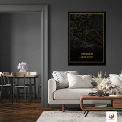 Sieh dir deine elegante Städtekarte Dresden als Leinwandbild an der Wand an. Deine Städtekarte verleiht dem modernen Wohnzimmer einen Hauch von Klasse. Die goldgelben Linien auf dunklem Hintergrund skizzieren Dresden, deine Stadt, und setzen ein markantes visuelles Statement. Es harmoniert wunderbar mit dem schlichten Chic des Raumes, vom Sofa bis zum Esstisch.