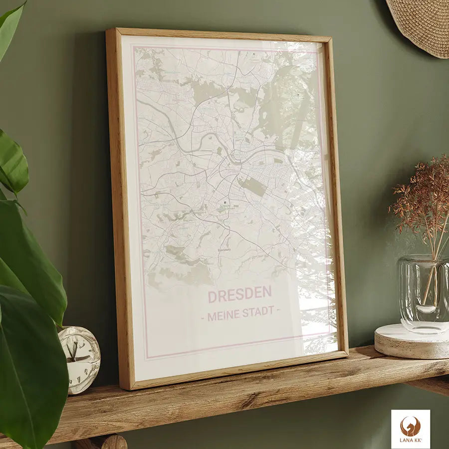 Stell dir vor, wie du deinem Zuhause mit dieser elegant gerahmten Städtekarte von Dresden eine persönliche Note verleihst. Sie ruht auf einem rustikalen Holzregal, umgeben von sorgfältig ausgewählten Deko-Elementen, die eine gemütliche und zugleich stilvolle Atmosphäre schaffen. "Dresden – meine Stadt" steht geschrieben, fast so, als würde es dir zuflüstern: „Hier sind deine Wurzeln, hier schlägt dein Herz.“