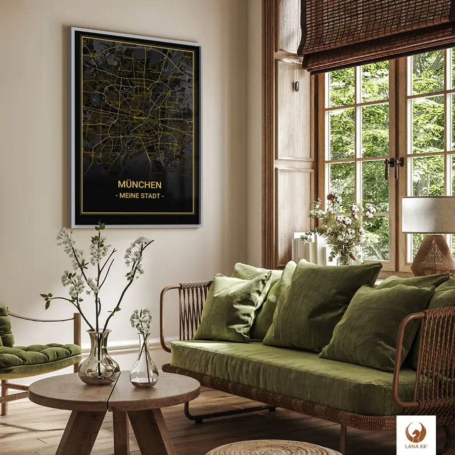 Sieh dir deine elegante Städtekarte München als Leinwandbild an der Wand an. Deine Städtekarte verleiht dem modernen Wohnzimmer einen Hauch von Klasse. Die goldgelben Linien auf dunklem Hintergrund skizzieren München, deine Stadt, und setzen ein markantes visuelles Statement. Es harmoniert wunderbar mit dem schlichten Chic des Raumes, vom Sofa bis zum Esstisch.