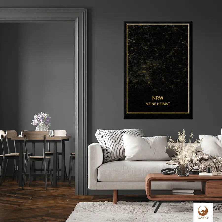Deine schicke Städtekarte NRW Noir als Poster verleiht deinem modern eingerichteten Raum einen Hauch von Weltenbummler-Charme. Deine Städtekarte als Poster in einem eleganten Rahmen, ist nicht nur eine stilvolle Deko, sondern auch eine Einladung, von deinen nächsten Reisen zu träumen. Deine Städtekarte passt perfekt über dein Sideboard und bringt eine Welt voller Möglichkeiten direkt in dein Zuhause.