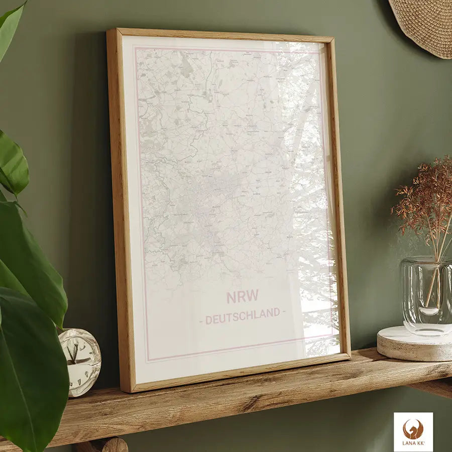 Stell dir vor, wie du deinem Zuhause mit dieser elegant gerahmten Städtekarte von NRW eine persönliche Note verleihst. Sie ruht auf einem rustikalen Holzregal, umgeben von sorgfältig ausgewählten Deko-Elementen, die eine gemütliche und zugleich stilvolle Atmosphäre schaffen. "NRW – meine Stadt" steht geschrieben, fast so, als würde es dir zuflüstern: „Hier sind deine Wurzeln, hier schlägt dein Herz.“