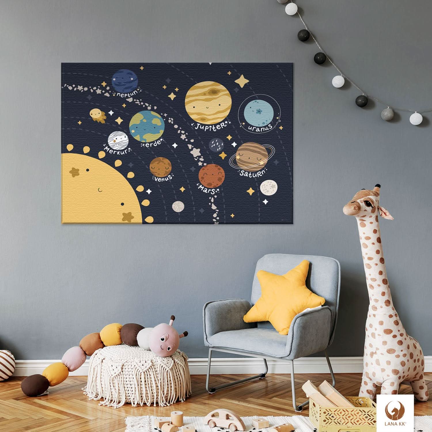 Weltall Kids Blau ist der Blickfang in jedem Kinderzimmer. Dekorativ und pädagogisch bereichert es den Alltag Deines Kindes.