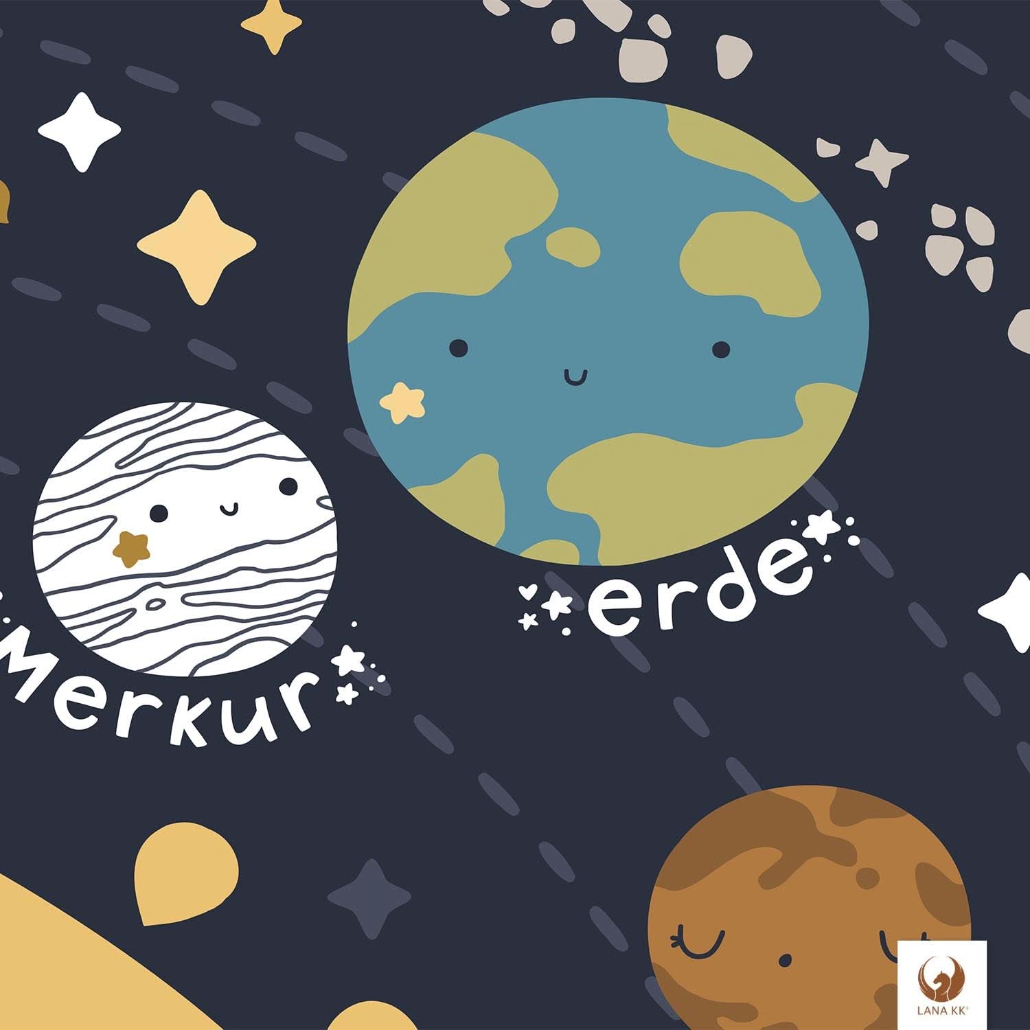 Kunstvoll gestaltet und liebevolle Details lassen Dein Kind spielerisch das All auf Weltall Kids Blau entdecken.