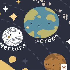 Kunstvoll gestaltet und liebevolle Details lassen Dein Kind spielerisch das All auf Weltall Kids Blau entdecken.