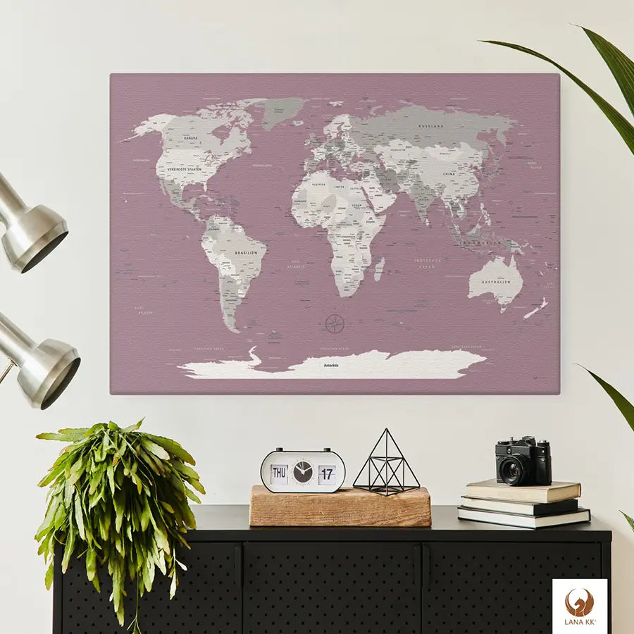 Schlicht und elegant hängt deine World Map Altrosa über dem Sideboard. Sie ist nicht nur ein Dekorationsstück, sondern lässt deine Reisen auf Leinwand immer wieder lebendig werden. Platziere liebevoll Pinnadeln und kleinen Fotos als interaktive Chronik deiner Abenteuer. Diese Weltkarte Pinnwand ist ein Blickfang, der deine Erlebnisse einfängt und gleichzeitig zu neuen Entdeckungen einlädt, während sie elegant und nahtlos in deine Einrichtung integriert ist.
