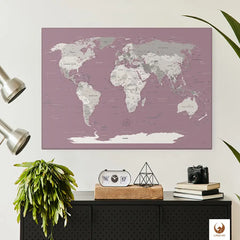 Schlicht und elegant hängt deine World Map Altrosa über dem Sideboard. Sie ist nicht nur ein Dekorationsstück, sondern lässt deine Reisen auf Leinwand immer wieder lebendig werden. Platziere liebevoll Pinnadeln und kleinen Fotos als interaktive Chronik deiner Abenteuer. Diese Weltkarte Pinnwand ist ein Blickfang, der deine Erlebnisse einfängt und gleichzeitig zu neuen Entdeckungen einlädt, während sie elegant und nahtlos in deine Einrichtung integriert ist.