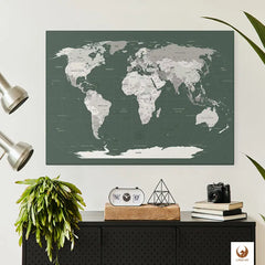 Schlicht und elegant hängt deine World Map Green Smoke über dem Sideboard. Sie ist nicht nur ein Dekorationsstück, sondern lässt deine Reisen auf Leinwand immer wieder lebendig werden. Platziere liebevoll Pinnadeln und kleinen Fotos als interaktive Chronik deiner Abenteuer. Diese Weltkarte Pinnwand ist ein Blickfang, der deine Erlebnisse einfängt und gleichzeitig zu neuen Entdeckungen einlädt, während sie elegant und nahtlos in deine Einrichtung integriert ist.