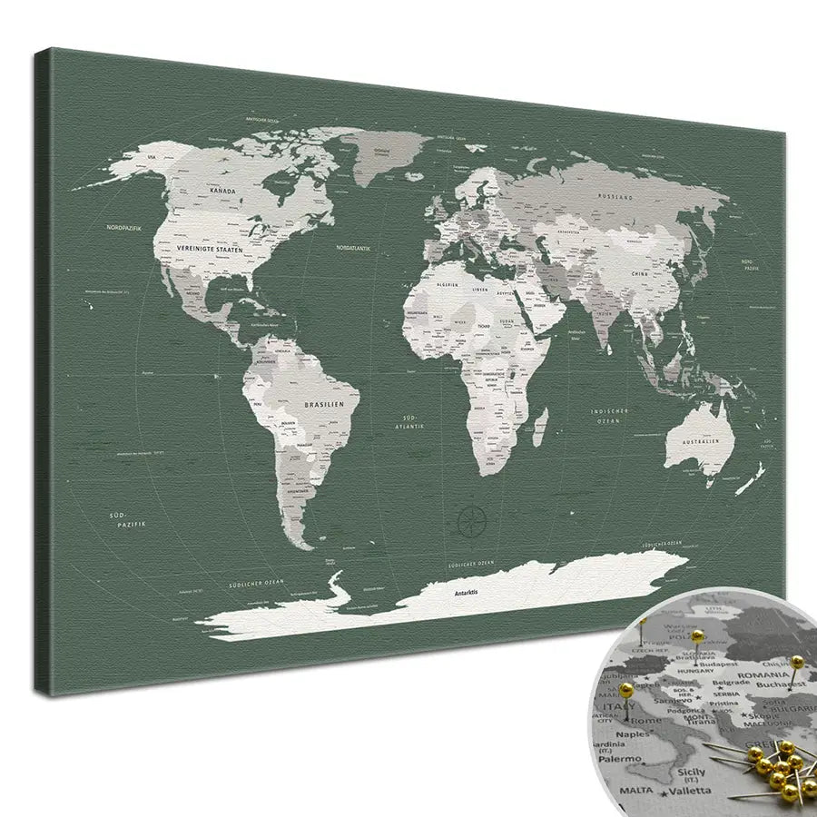 Erwecke Deine Wände zum Leben mit deiner World Map Green Smoke als Slim Line Variante. Deine Weltkarte als Pinnwand ist auf eine Baumwoll-Leinwand von 320 g/m² mit matter Oberfläche gedruckt. Auf einen 2 cm tiefen Keilrahmen gespannt kommt deine Weltkarte in jedem deiner Räume zur Geltung. Mit ökologischen, wasserbasierten Farben bedruckt, die vollständig abbaubar sind, und UV-echten Farben, verspricht sie dir für mindestens 75 Jahre lebendige Freude.