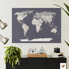 Dein kostenloses Starterkit zu deiner World Map Hale Navy, ermöglich es dir sofort mit dem Festhalten deiner Abenteuer zu beginnen. Das liebevoll gestaltete, bunte Stickerset, besteht aus verschiedenen Symbolen, Flaggen und Zahlen, um Deine Reiseerlebnisse individuell zu markieren. Außerdem erhältst du 25 goldene Pinnadeln, die deine besuchten Reisen markieren werden. Dein Starterkit bietet dir eine spielerische Möglichkeit deine Pinnwand zu personalisieren und deine Erinnerungen lebendig zu halten.