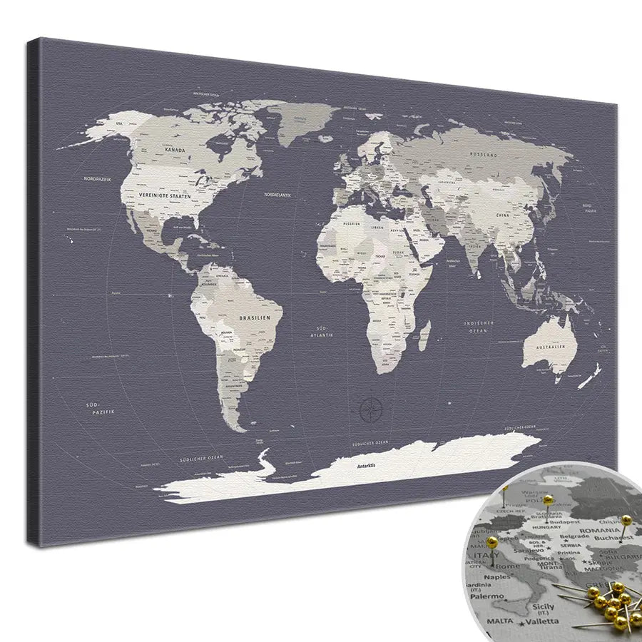 Erwecke Deine Wände zum Leben mit deiner World Map Hale Navy als Slim Line Variante. Deine Weltkarte als Pinnwand ist auf eine Baumwoll-Leinwand von 320 g/m² mit matter Oberfläche gedruckt. Auf einen 2 cm tiefen Keilrahmen gespannt kommt deine Weltkarte in jedem deiner Räume zur Geltung. Mit ökologischen, wasserbasierten Farben bedruckt, die vollständig abbaubar sind, und UV-echten Farben, verspricht sie dir für mindestens 75 Jahre lebendige Freude.