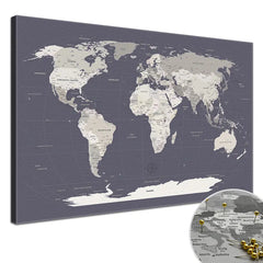 Erwecke Deine Wände zum Leben mit deiner World Map Hale Navy als Slim Line Variante. Deine Weltkarte als Pinnwand ist auf eine Baumwoll-Leinwand von 320 g/m² mit matter Oberfläche gedruckt. Auf einen 2 cm tiefen Keilrahmen gespannt kommt deine Weltkarte in jedem deiner Räume zur Geltung. Mit ökologischen, wasserbasierten Farben bedruckt, die vollständig abbaubar sind, und UV-echten Farben, verspricht sie dir für mindestens 75 Jahre lebendige Freude.