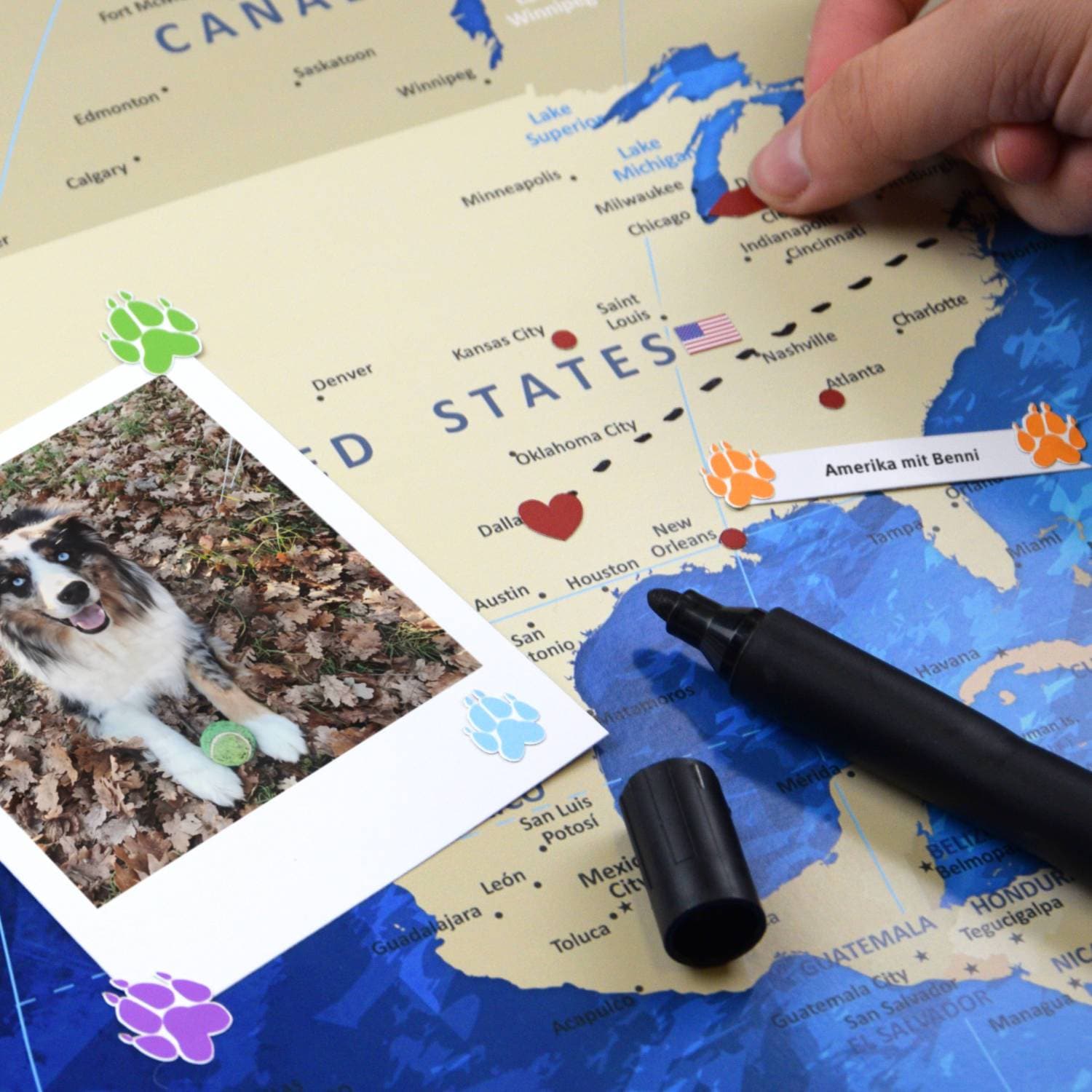 Worldmap Blueocean dekoriert mit Stickern