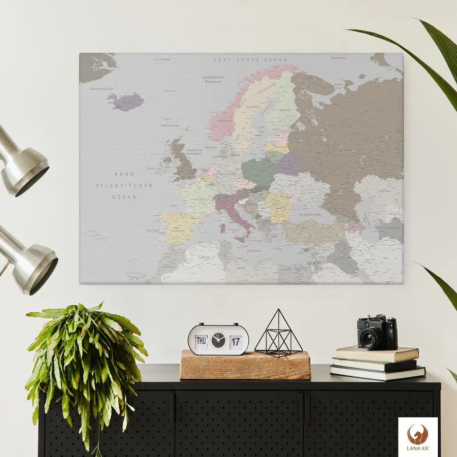 Schlicht und elegant hängt deine Europakarte Light über dem Sideboard. Sie ist nicht nur ein Dekorationsstück, sondern lässt deine Reisen auf Leinwand immer wieder lebendig werden. Platziere liebevoll Pinnadeln und kleinen Fotos als interaktive Chronik deiner Abenteuer. Diese Europakarte Pinnwand ist ein Blickfang, der deine Erlebnisse einfängt und gleichzeitig zu neuen Entdeckungen einlädt, während sie elegant und nahtlos in deine Einrichtung integriert ist.