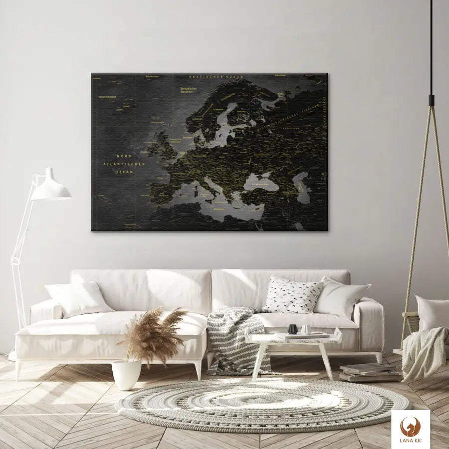 Die Welt als Zentrum Deiner Wohnung. Deine Europakarte Noir für sich mit ihren ausgewogenen Farben ideal in Dein Wohnkonzept ein.