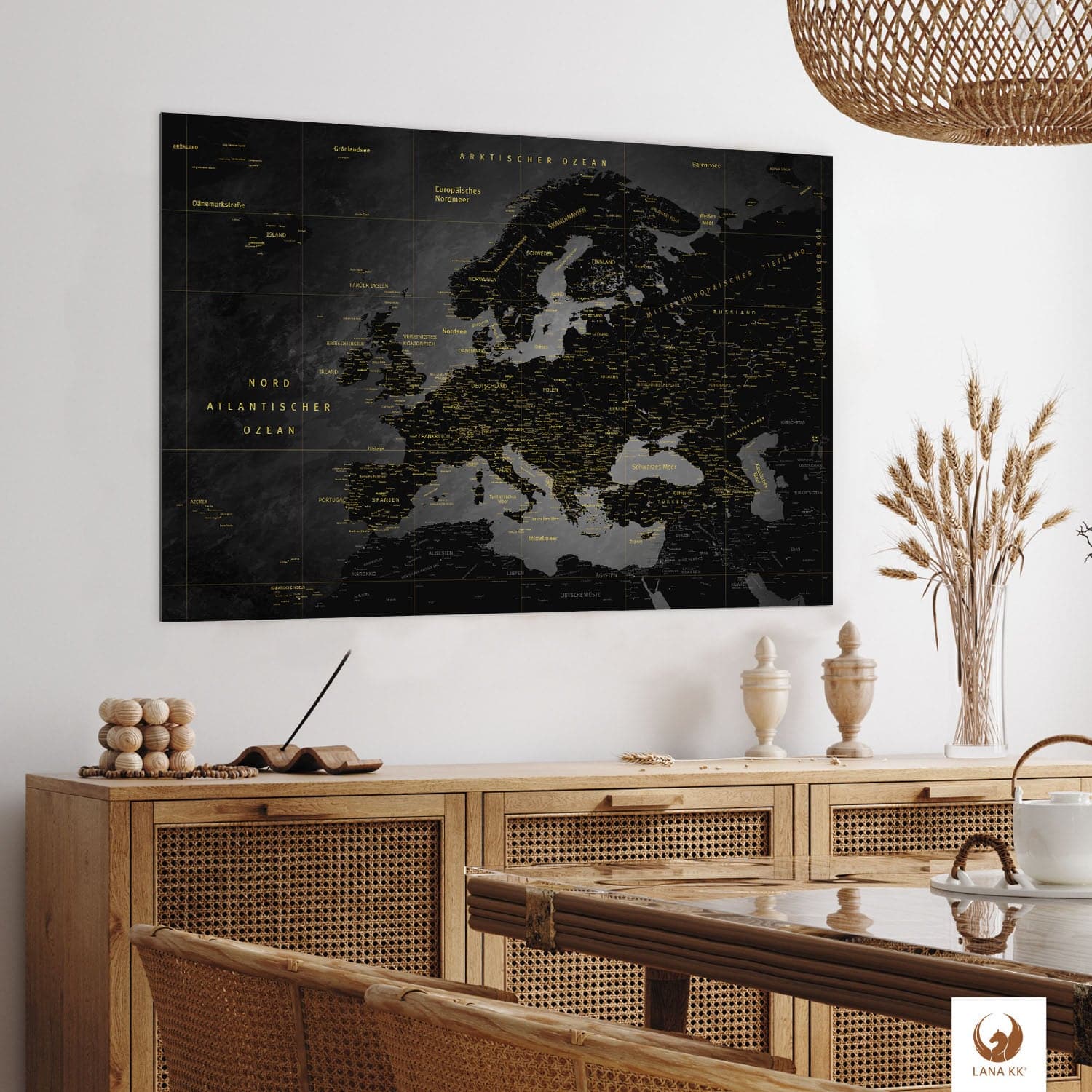 Die Welt als Zentrum Deiner Wohnung. Deine Europakarte Noir fügt sich mit ihren ausgewogenen Farben ideal in dein Wohnkonzept ein.