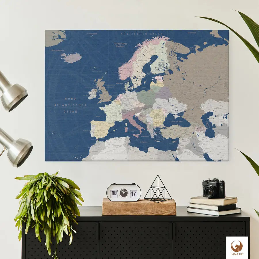 Schlicht und elegant hängt deine Europakarte Titan über dem Sideboard. Sie ist nicht nur ein Dekorationsstück, sondern lässt deine Reisen auf Leinwand immer wieder lebendig werden. Platziere liebevoll Pinnadeln und kleinen Fotos als interaktive Chronik deiner Abenteuer. Diese Europakarte Pinnwand ist ein Blickfang, der deine Erlebnisse einfängt und gleichzeitig zu neuen Entdeckungen einlädt, während sie elegant und nahtlos in deine Einrichtung integriert ist.