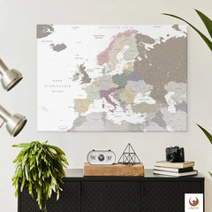 Schlicht und elegant hängt deine Europakarte White über dem Sideboard. Sie ist nicht nur ein Dekorationsstück, sondern lässt deine Reisen auf Leinwand immer wieder lebendig werden. Platziere liebevoll Pinnadeln und kleinen Fotos als interaktive Chronik deiner Abenteuer. Diese Europakarte Pinnwand ist ein Blickfang, der deine Erlebnisse einfängt und gleichzeitig zu neuen Entdeckungen einlädt, während sie elegant und nahtlos in deine Einrichtung integriert ist.