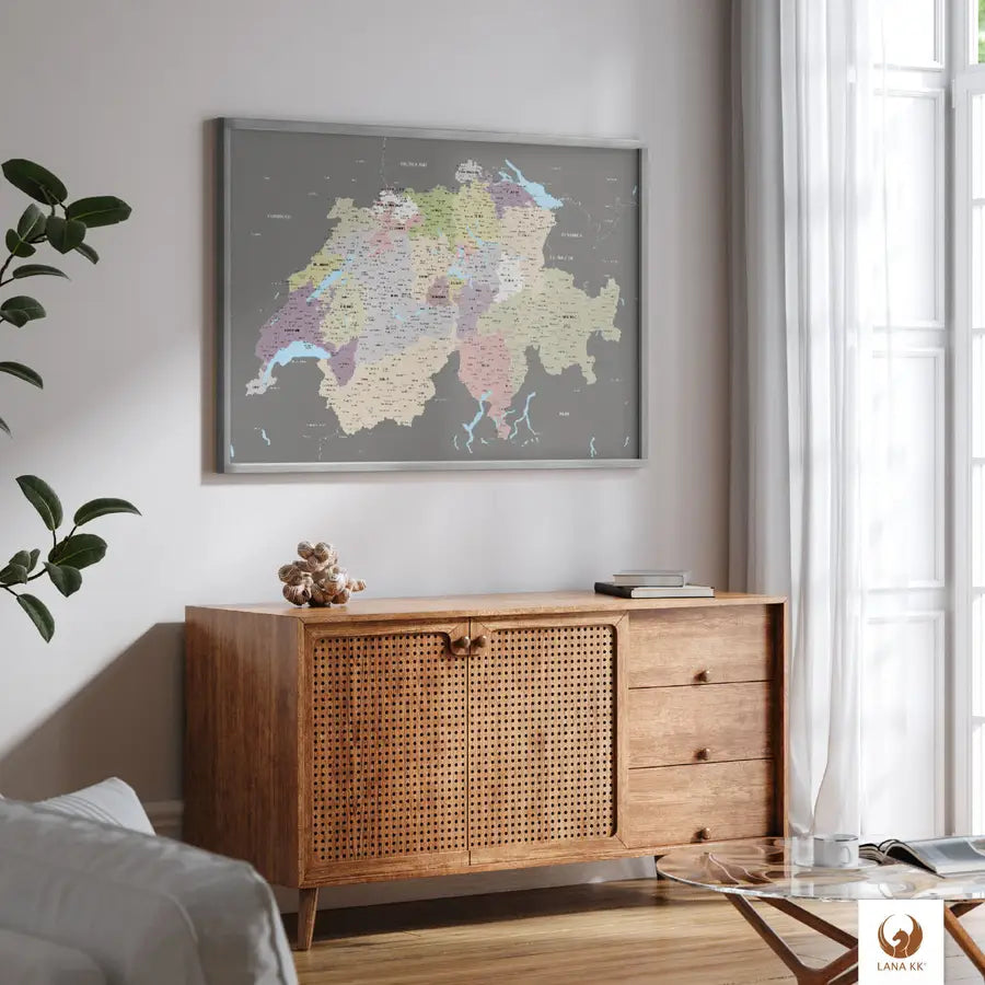 Um Deiner Schweizkarte Graphit Grau einen noch edleren Eindruck zu verpassen ist diese auch mit einem Rahmen erhältlich.