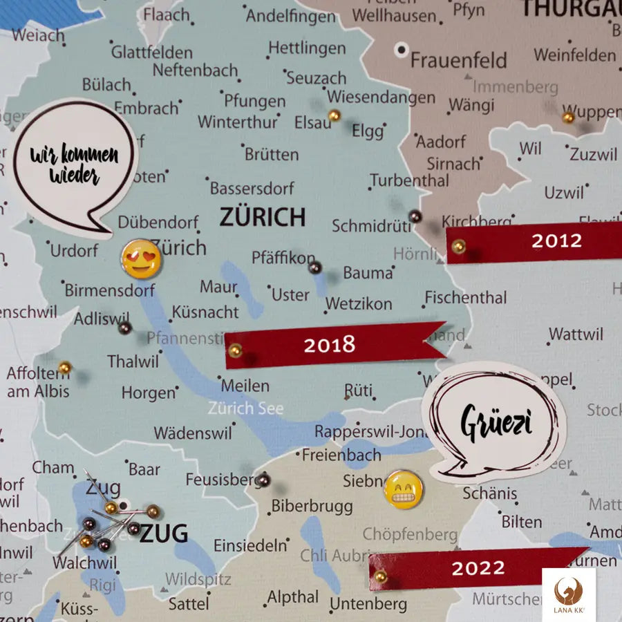 Deine Schweizkarte Hellblau ist stabil konstruiert und ist optimal zum Pinnen Deiner Reiseziele.