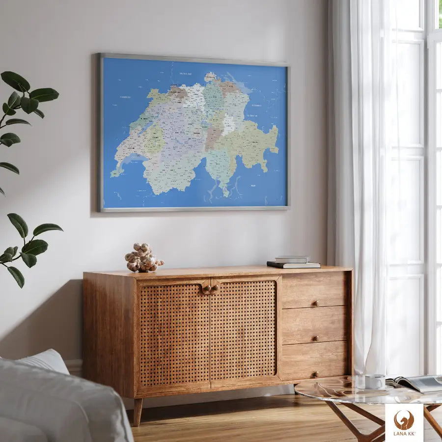 Um Deiner Schweizkarte Hellblau einen noch edleren Eindruck zu verpassen ist diese auch mit einem Rahmen erhältlich.