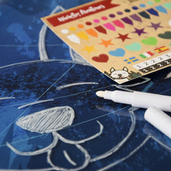 Dein Starterkit für Glas beinhaltet einen weißen Kreidemarker und Markierungssticker für das Aufzeichnen Deiner Abenteuer.