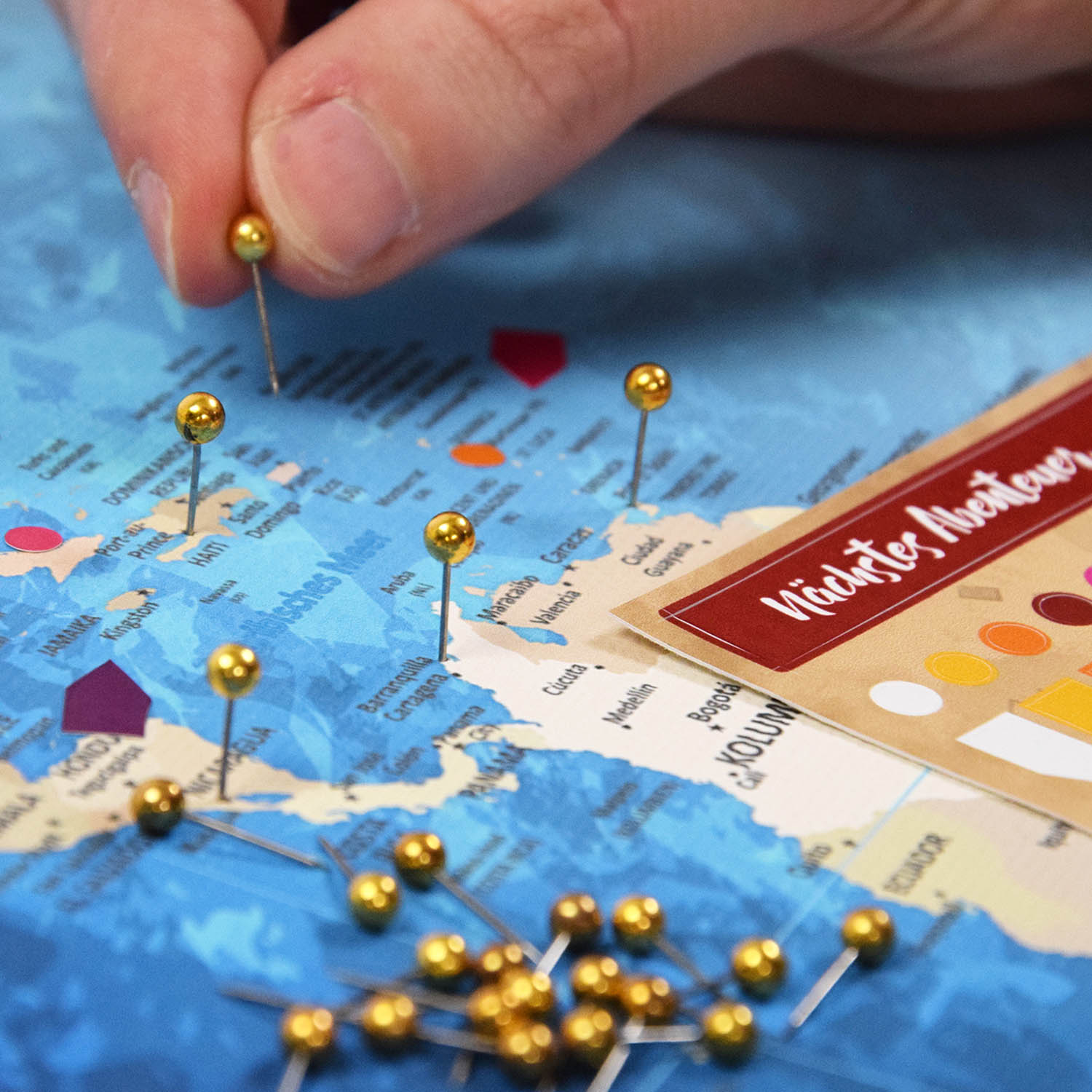 Dein Starterkit für Leinwand mit 25 goldenen Pins und Markierungsstickern bietet die absolute Gestaltungsfreiheit auf Deiner Weltarte.