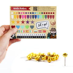 Dein Starterkit Leinwand beinhaltet ein Stickerset und 25 goldene Pins zum Markieren Deiner Abenteuer.