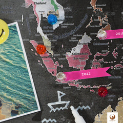 Markierungsfähnchen, Fotos, Magnete, Stifte - nutze verschiedenes Zubehör und dekoriere deine Weltkarte als Magnetboard.