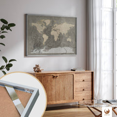 Deine schicke Piratenkarte Blackbeard als Poster verleiht deinem modern eingerichteten Raum einen Hauch von Weltenbummler-Charme. Deine Weltkarte als Poster in einem eleganten Rahmen, ist nicht nur eine stilvolle Deko, sondern auch eine Einladung, von deinen nächsten Reisen zu träumen. Deine Weltkarte passt perfekt über dein Sideboard und bringt eine Welt voller Möglichkeiten direkt in dein Zuhause.