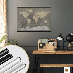 In deinem stilvollen Arbeitszimmer findet deine Piratenkarte Blackbeard als Poster den perfekten Platz. Sie ist nicht nur ein Dekorationsstück, sondern lässt deine Reisen immer wieder lebendig werden. Markiere mit Stickern und klebe kleinen Fotos an als interaktive Chronik deiner Abenteuer. Mit Posterschienen kannst du schick und super einfach deine Weltkarte als Poster an die Wand hängen.