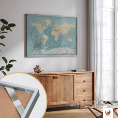 Deine schicke Piratenkarte Sparrow als Poster verleiht deinem modern eingerichteten Raum einen Hauch von Weltenbummler-Charme. Deine Weltkarte als Poster in einem eleganten Rahmen, ist nicht nur eine stilvolle Deko, sondern auch eine Einladung, von deinen nächsten Reisen zu träumen. Deine Weltkarte passt perfekt über dein Sideboard und bringt eine Welt voller Möglichkeiten direkt in dein Zuhause.