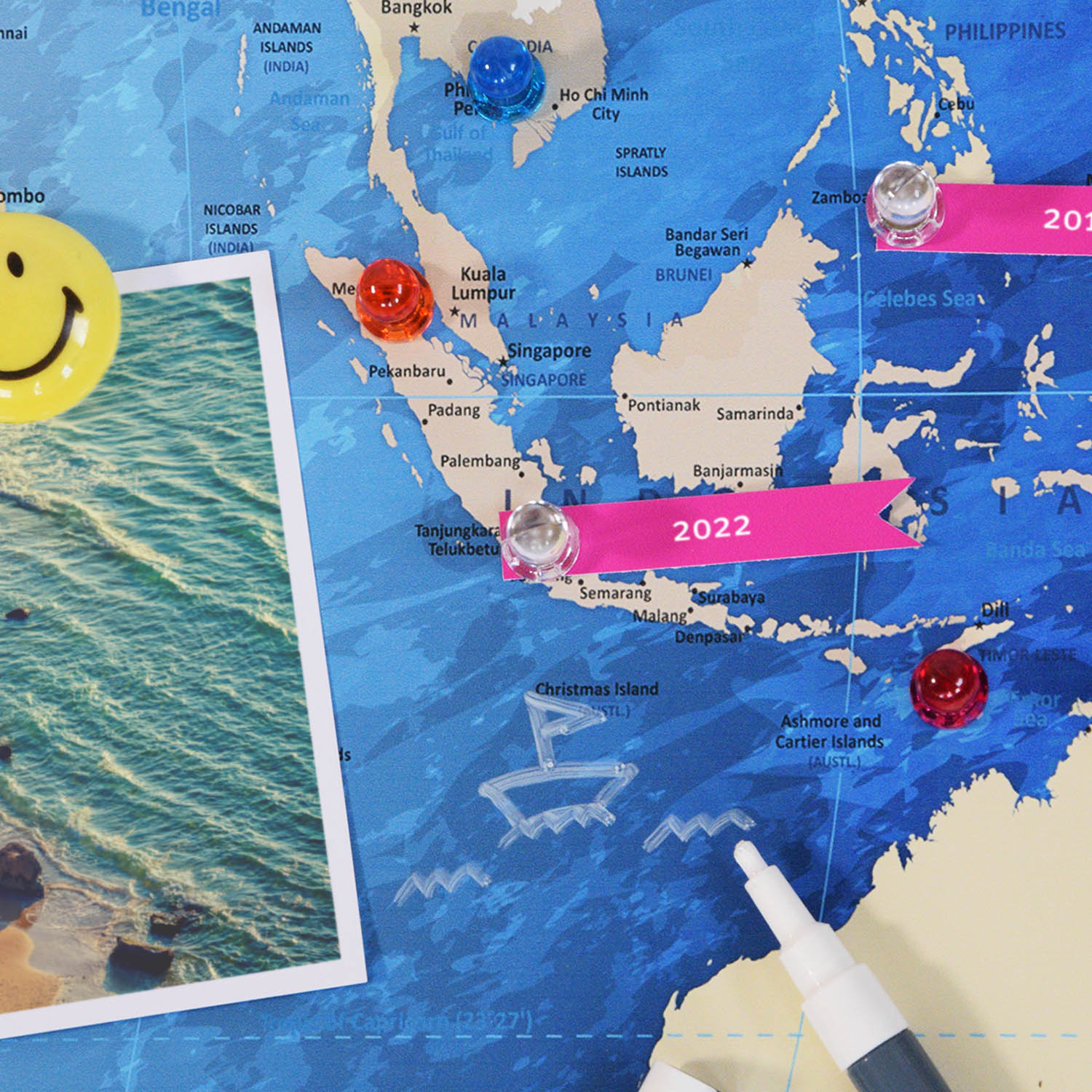 Markierungsfähnchen, Fotos, Magnete, Stifte - nutze verschiedenes Zubehör und dekoriere deine Weltkarte als Magnetboard.