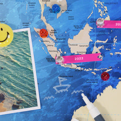 Markierungsfähnchen, Fotos, Magnete, Stifte - nutze verschiedenes Zubehör und dekoriere deine Weltkarte als Magnetboard.