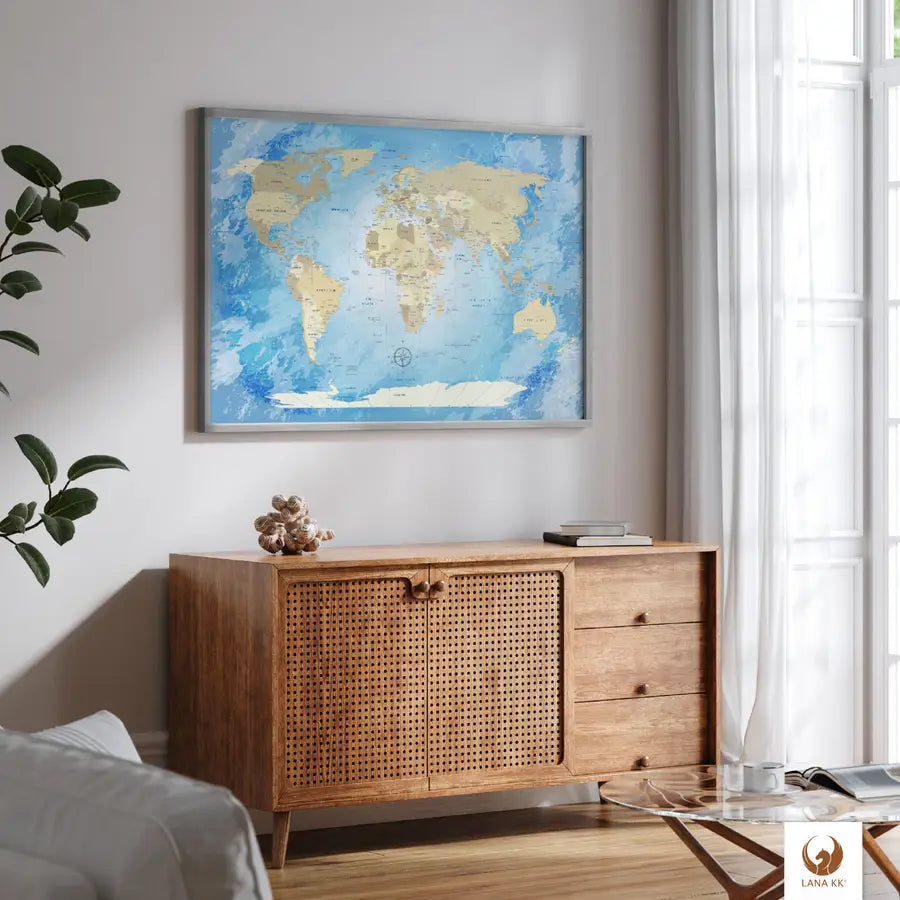 Deine schicke World Map Frozen als Poster verleiht deinem modern eingerichteten Raum einen Hauch von Weltenbummler-Charme. Deine Weltkarte als Poster in einem eleganten Rahmen, ist nicht nur eine stilvolle Deko, sondern auch eine Einladung, von deinen nächsten Reisen zu träumen. Deine Weltkarte passt perfekt über dein Sideboard und bringt eine Welt voller Möglichkeiten direkt in dein Zuhause.