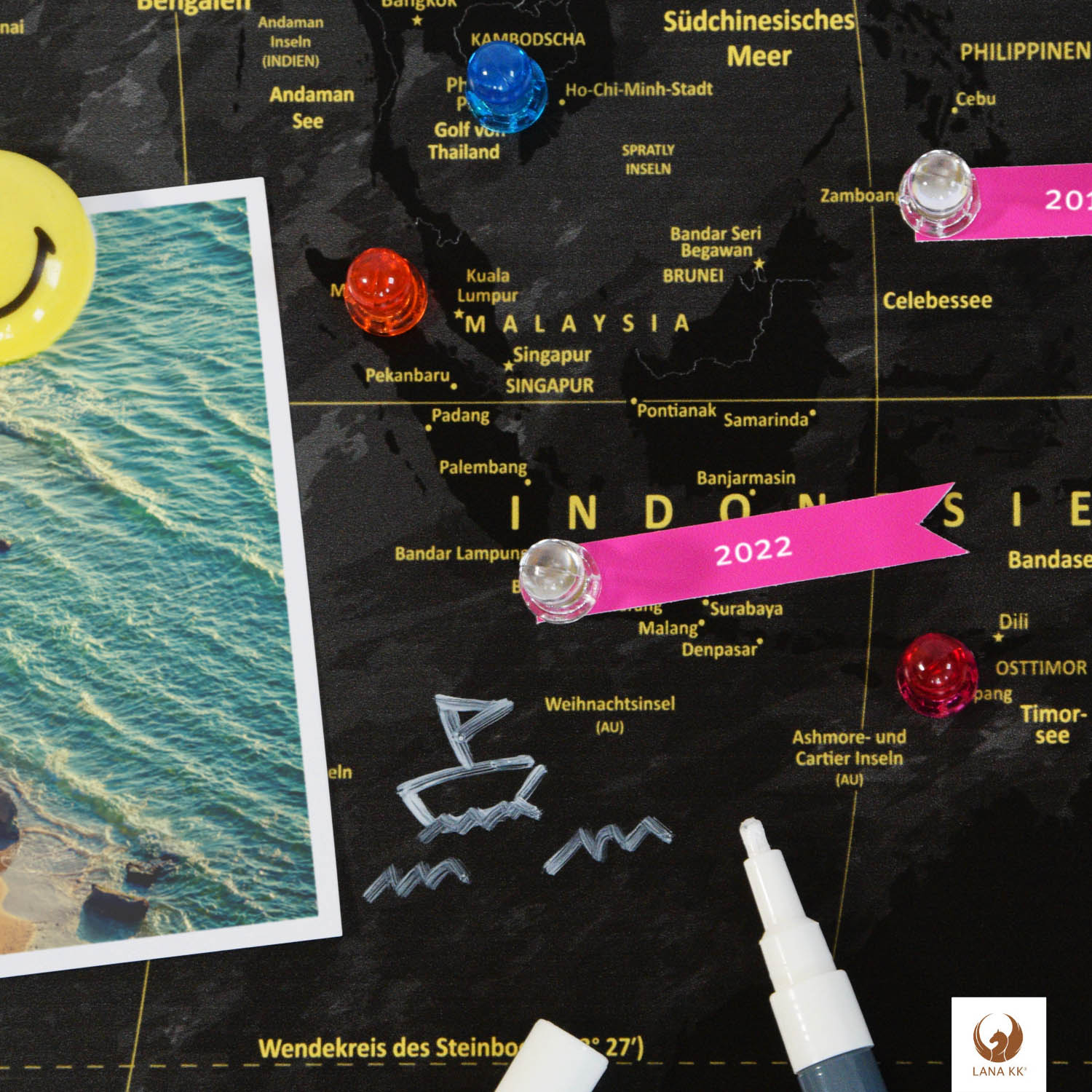 Markierungsfähnchen, Fotos, Magnete, Stifte - nutze verschiedenes Zubehör und dekoriere deine Weltkarte als Magnetboard.