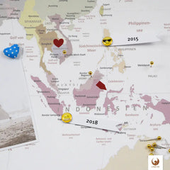 Deine persönliche Weltreise visualisiert auf deiner World Map White zum Pinnen. Sie verwandelt deine Wand in eine Galerie deiner Abenteuer. Mit farbenfrohen Pins und Emoji-Stickern markierst du deine unvergesslichen Erlebnisse und Lieblingsorte in Südostasien und darüber hinaus. Beschrifte Fähnchen mit den Jahreszahlen deiner Reisen. Auch Fotos deiner schönesten Momente kannst du anpinnen. Dein Wandbild erzählt mit jedem neuen Pin ein Stück mehr von Deiner einzigartigen Geschichte.