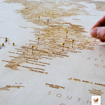 Pinne auf deiner Holz-Weltkarte "Traveller´s Tale" deine Reiseziele.