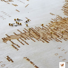 Durch die leichte Topografie-Optik bekommt deine Holz-Weltkarte "Traveller´s Tale" noch mehr Tiefe.