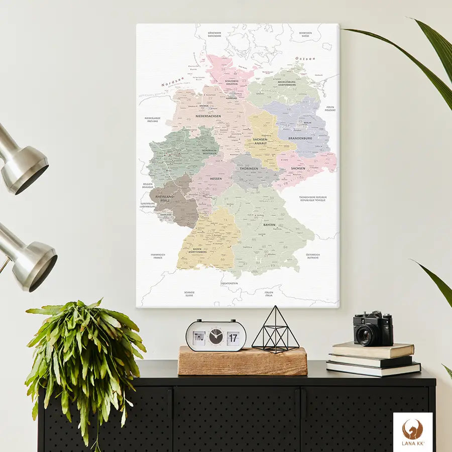 Schlicht und elegant hängt deine Deutschlandkarte White über dem Sideboard. Sie ist nicht nur ein Dekorationsstück, sondern lässt deine Reisen auf Leinwand immer wieder lebendig werden. Platziere liebevoll Pinnadeln und kleinen Fotos als interaktive Chronik deiner Abenteuer. Diese Deutschlandkarte Pinnwand ist ein Blickfang, der deine Erlebnisse einfängt und gleichzeitig zu neuen Entdeckungen einlädt, während sie elegant und nahtlos in deine Einrichtung integriert ist.