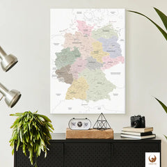 Schlicht und elegant hängt deine Deutschlandkarte White über dem Sideboard. Sie ist nicht nur ein Dekorationsstück, sondern lässt deine Reisen auf Leinwand immer wieder lebendig werden. Platziere liebevoll Pinnadeln und kleinen Fotos als interaktive Chronik deiner Abenteuer. Diese Deutschlandkarte Pinnwand ist ein Blickfang, der deine Erlebnisse einfängt und gleichzeitig zu neuen Entdeckungen einlädt, während sie elegant und nahtlos in deine Einrichtung integriert ist.