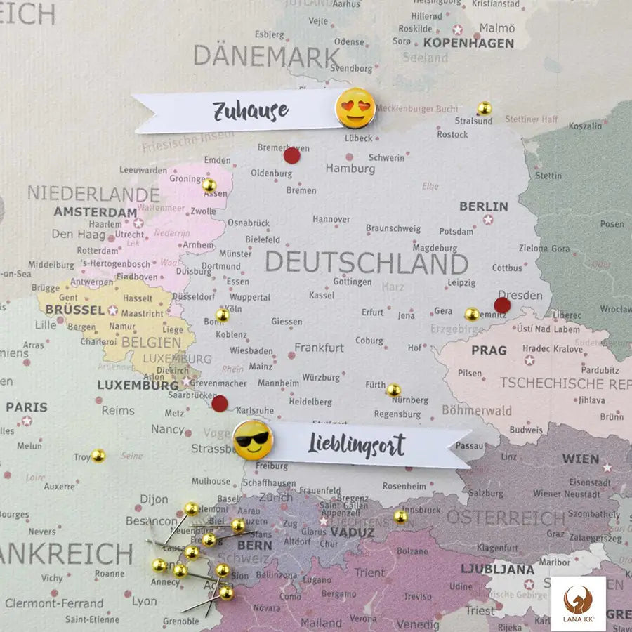 Deine persönliche Weltreise visualisiert auf deiner Europakarte Cappuccino zum Pinnen. Sie verwandelt deine Wand in eine Galerie deiner Abenteuer. Mit farbenfrohen Pins und Emoji-Stickern markierst du deine unvergesslichen Erlebnisse und Lieblingsorte in Deutschland und darüber hinaus. Beschrifte Fähnchen mit den Jahreszahlen deiner Reisen. Auch Fotos deiner schönesten Momente kannst du anpinnen. Dein Wandbild erzählt mit jedem neuen Pin ein Stück mehr von Deiner einzigartigen Geschichte.