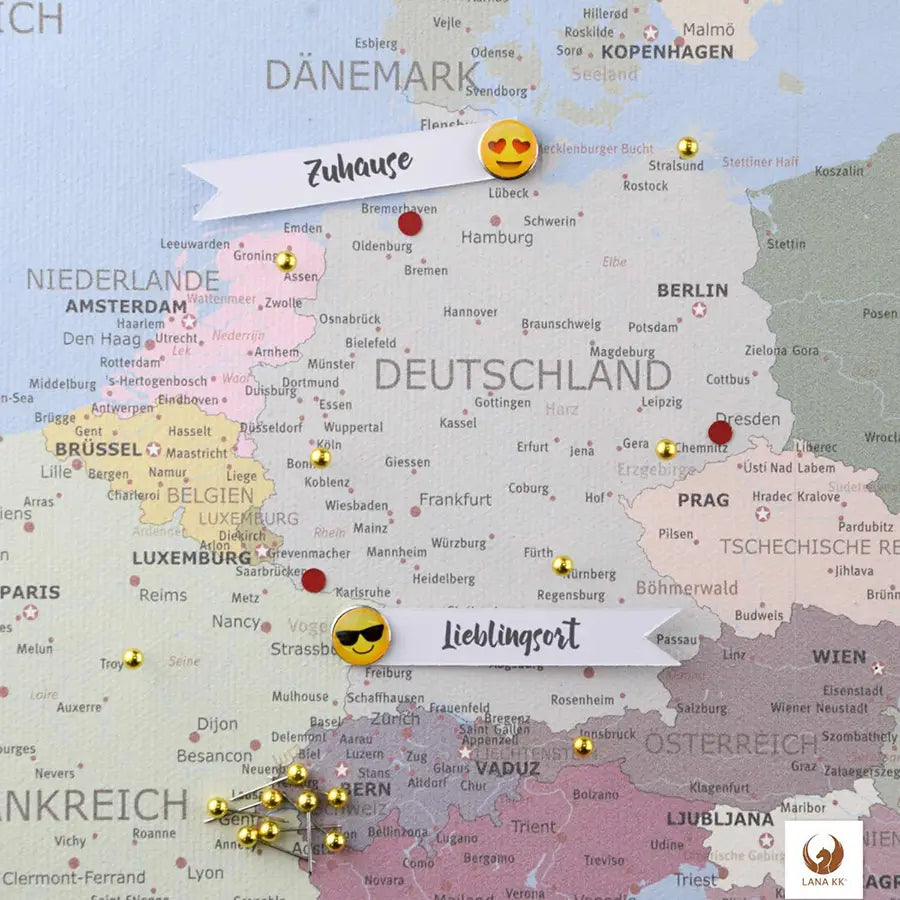 Deine persönliche Weltreise visualisiert auf deiner Europakarte Iceblue zum Pinnen. Sie verwandelt deine Wand in eine Galerie deiner Abenteuer. Mit farbenfrohen Pins und Emoji-Stickern markierst du deine unvergesslichen Erlebnisse und Lieblingsorte in Deutschland und darüber hinaus. Beschrifte Fähnchen mit den Jahreszahlen deiner Reisen. Auch Fotos deiner schönesten Momente kannst du anpinnen. Dein Wandbild erzählt mit jedem neuen Pin ein Stück mehr von Deiner einzigartigen Geschichte.