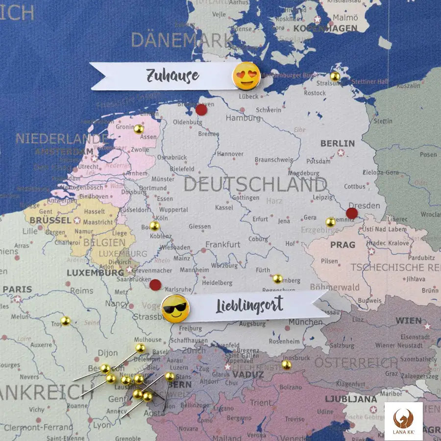 Deine persönliche Weltreise visualisiert auf deiner Europakarte Titan zum Pinnen. Sie verwandelt deine Wand in eine Galerie deiner Abenteuer. Mit farbenfrohen Pins und Emoji-Stickern markierst du deine unvergesslichen Erlebnisse und Lieblingsorte in Deutschland und darüber hinaus. Beschrifte Fähnchen mit den Jahreszahlen deiner Reisen. Auch Fotos deiner schönesten Momente kannst du anpinnen. Dein Wandbild erzählt mit jedem neuen Pin ein Stück mehr von Deiner einzigartigen Geschichte.
