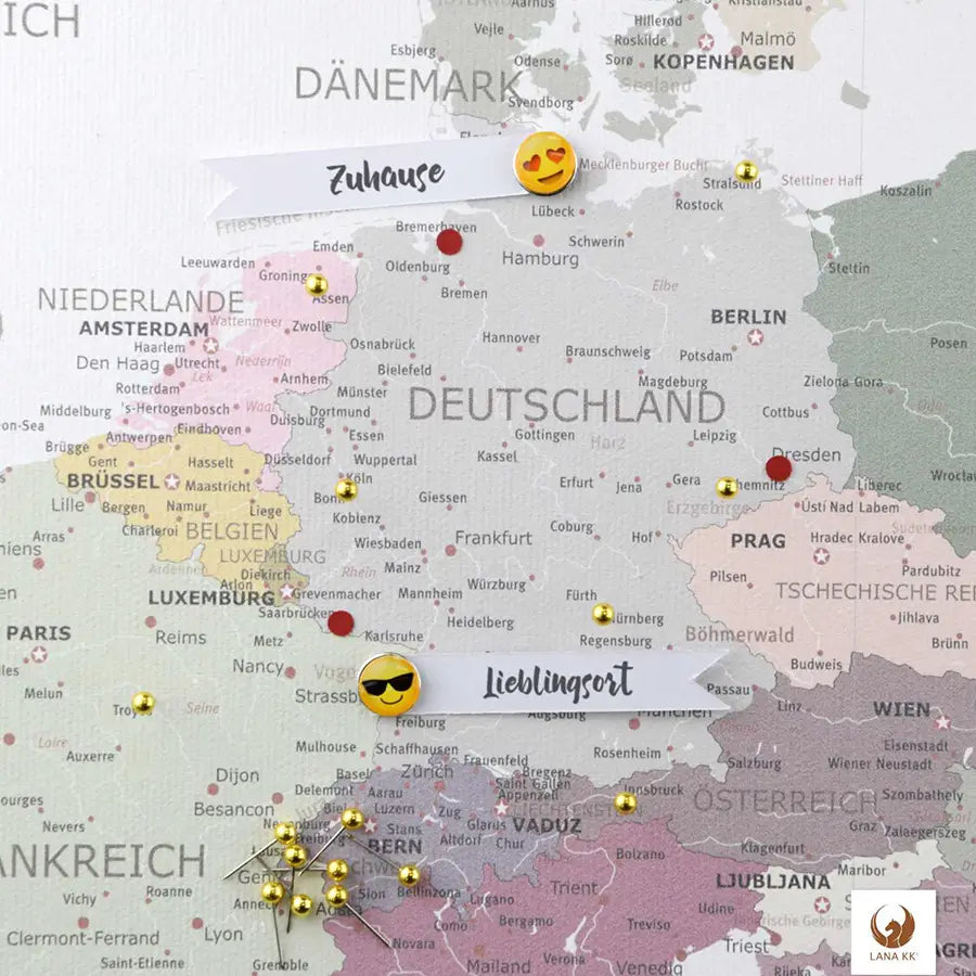 Deine persönliche Weltreise visualisiert auf deiner Europakarte White zum Pinnen. Sie verwandelt deine Wand in eine Galerie deiner Abenteuer. Mit farbenfrohen Pins und Emoji-Stickern markierst du deine unvergesslichen Erlebnisse und Lieblingsorte in Deutschland und darüber hinaus. Beschrifte Fähnchen mit den Jahreszahlen deiner Reisen. Auch Fotos deiner schönesten Momente kannst du anpinnen. Dein Wandbild erzählt mit jedem neuen Pin ein Stück mehr von Deiner einzigartigen Geschichte.