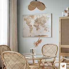 Natürlicher Look durch und durch. Deine Holz-Weltkarte "Traveler´s Tale" passt perfekt zu Möbeln aus natürlichen Materialien. 