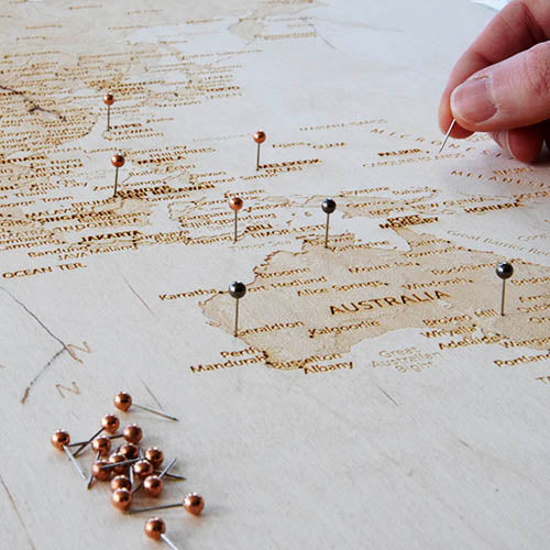 Holz-Weltkarten: Wo Erinnerungen an der Wand festgehalten werden. Reisen, träumen, markieren: Holz-Weltkarten für Weltenbummler.
