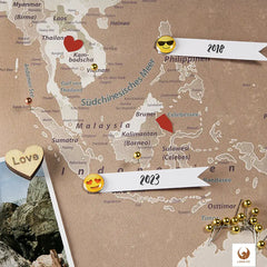 Dekoriere Deine Weltkarte Hazel mit Stickern, Pins und Fotos.
