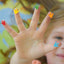 Dinoabdruck Sticker in rot, gelb, gruen, orange, blau und violette fuer Kinder