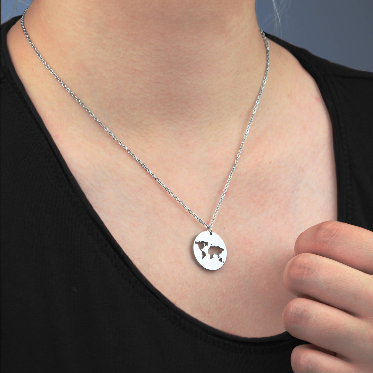 Bei der Weltkarte Kette handelt es sich um ein echtes Schmuckstück, welches Dein Outfit gleich viel eleganter wirken lässt.